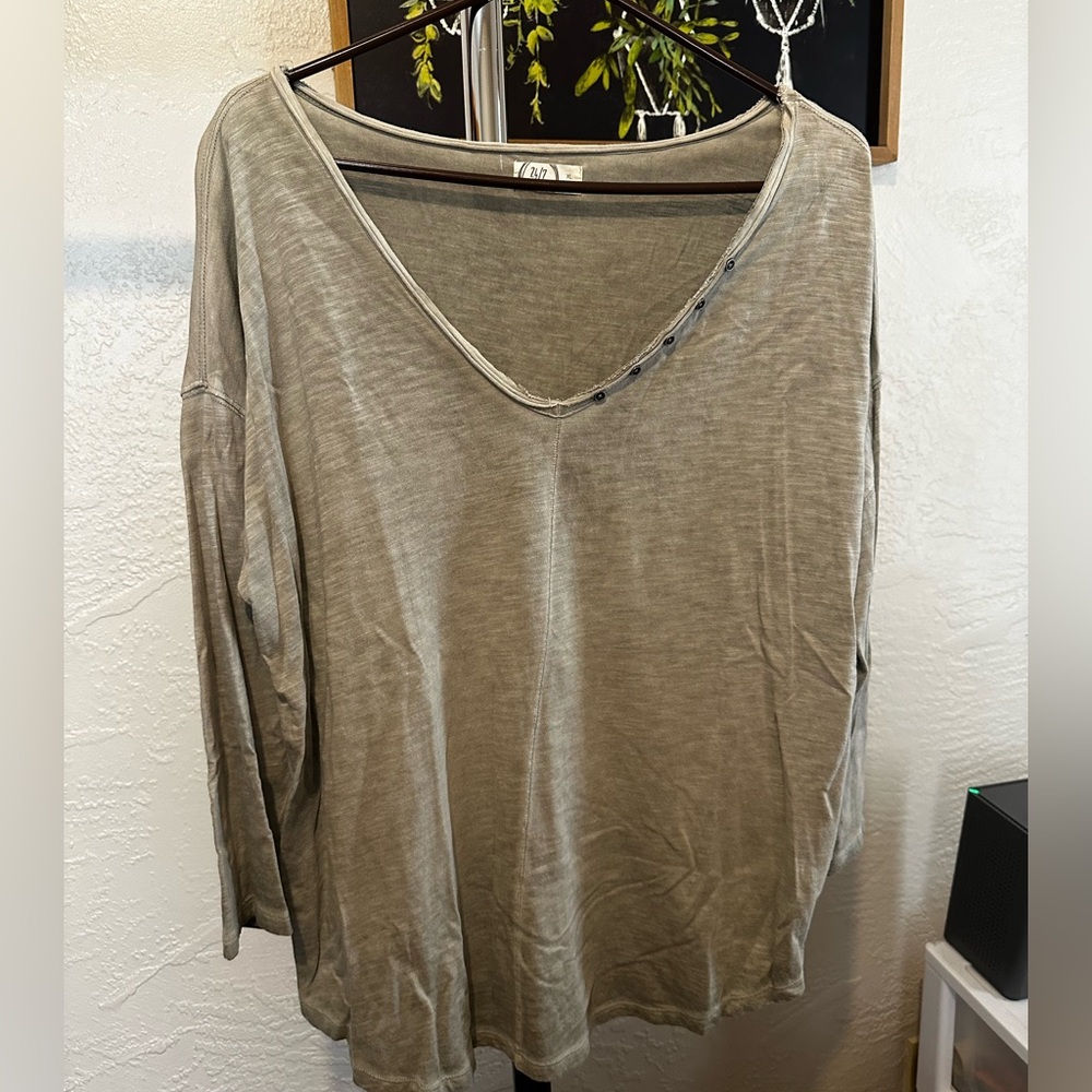 Maurices LIGHT GREEN 3/4 Sleeve V-Neck Top